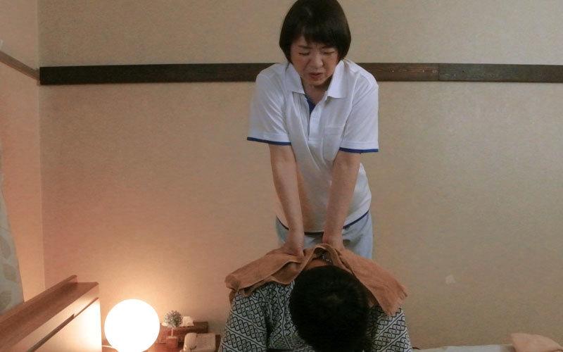 Surprisingly Easy To Seduce! Older Masseuse At A Business Hotel 2 - 1