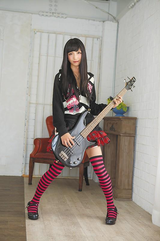 Badass Bassist Girl Wanted Even More Eyes On Her, So She Made Her Porn Debut Miku Kujo - 1