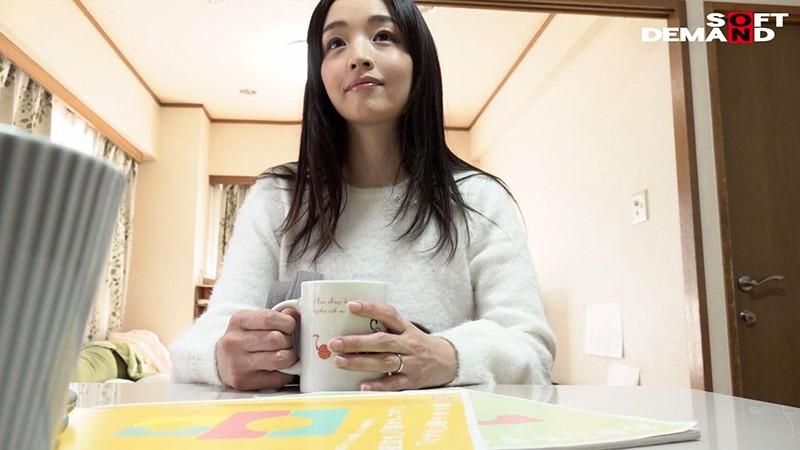 In Her Calm Eyes, A Smile Blossoms We Met A Miraculous Married Woman Akane Soma 32 Years Old Chapter Six At The Front Door, In The Living Room, In The Bedroom... A Forbidden Creampie Video Session At Her Home, Until The Family Cums Home - 2