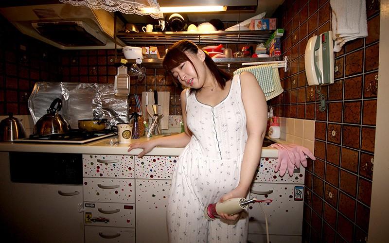 Small Room; The Case Where The Body Of A Mother Of A S*****t Was Criminally Voluptuous (Married Woman Kanna Shinozaki, 31 Years Old) - 1