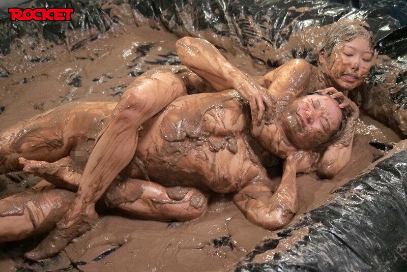 Cojiendo RCTD-465 Wet & Messy (WAM). Lesbian Pro Wrestling In Mud. Orgasmus - 1