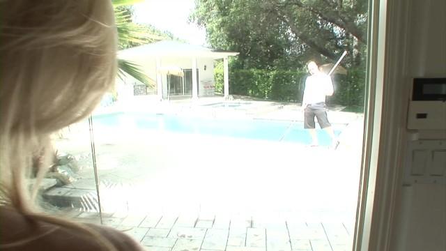 Ass Fetish MILF Seduces the Pool Guy from the Bedroom to come Fuck her Tight - 2