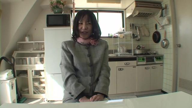 Prostituta Japanese Granny Strips off her Business Suit to be Fucked Creamy