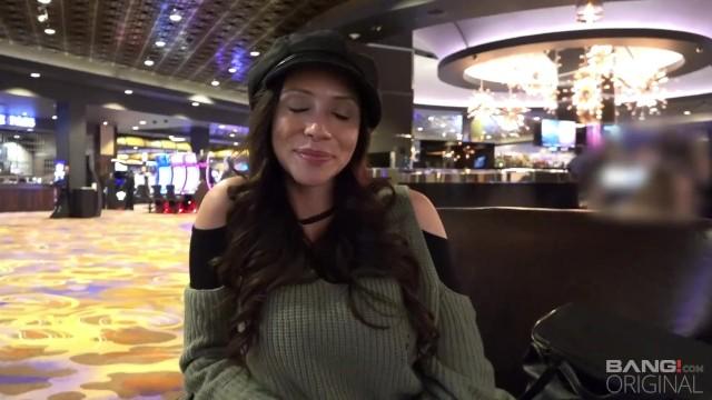 Travesti BANG Real MILFS Ariella Ferrara Flashes & Fucks in Las Vegas Threeway - 2