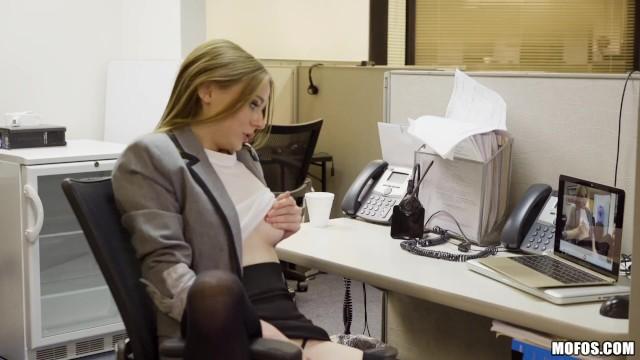 Banheiro Mofos - Ava Hardy is Caught Masturbating at Work and Fucks her Coworker Class Room