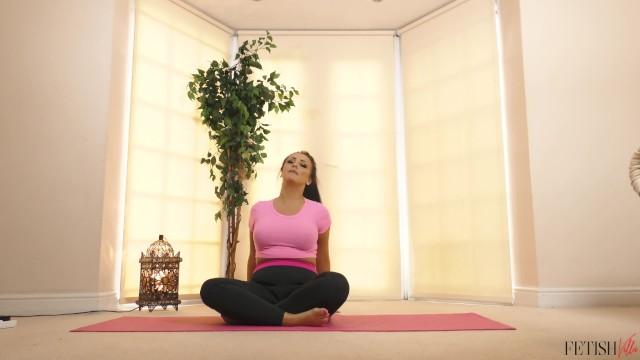 Cumming 4K - Sasha Pryce's Naked Yoga Routine Amature - 1