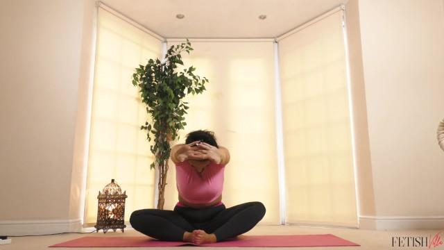 4K - Sasha Pryce's Naked Yoga Routine - 1