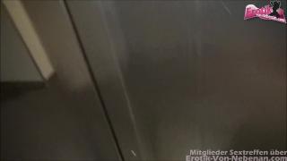 Alternative Blasen Im Fahrstuhl - German Real Slut gives Blowjob in Public Elevator Threeway