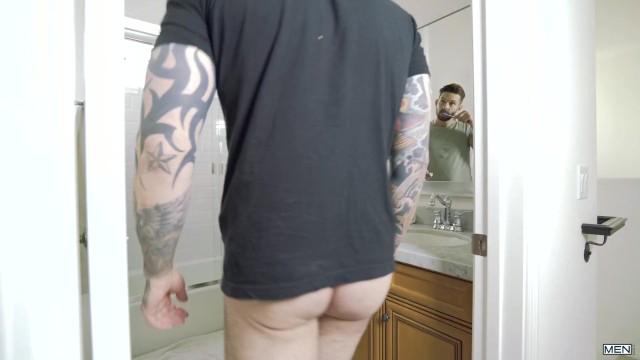 Men.com - Tattooed Hunk Jordan Levine Fucks Casey Jack's Ass on Couch - 1