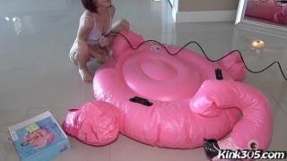 Teenfuns Lola Fae Fucks the Inflatable Flamingo before she Pops Him! Exibicionismo