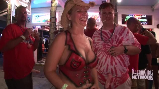 Ametuer Porn Swinger Milfs go Wild at Fantasy Fest Oral
