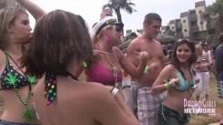ToroPorno Dancing and Partying Naked on Spring Break Hand Job