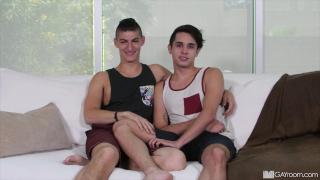 Jacking YOUNG TWINK DEEPTHROATS! Amateur Throat Fucks Big Dick for the first Time Polla