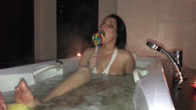 First Time HOTTEST YOUNG MOM MILF´s Incredible Ass Pussy Show in the Bath - 2