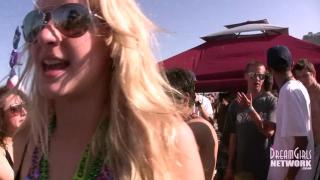 Girlongirl Awesome College Teen Tits Flashed during Texas Beach Party Bunda Grande