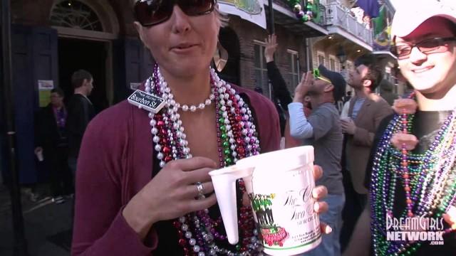 Tetas Daytime Flashing from the Heart of Bourbon St Mardi Gras Ass To Mouth - 1