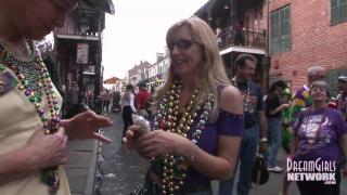 Girl Horny Cougars will do anything for Beads at Mardi Gras Punheta