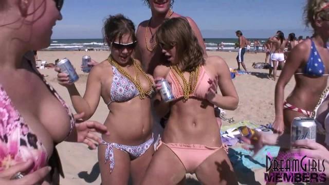 Homemade Innocent College Girls Show Huge Tits for Beads at a Beach Party Old Young