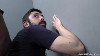 Piroca Bearded White Man Sucking and Fucking a Black Cock at a Gloryhole Self
