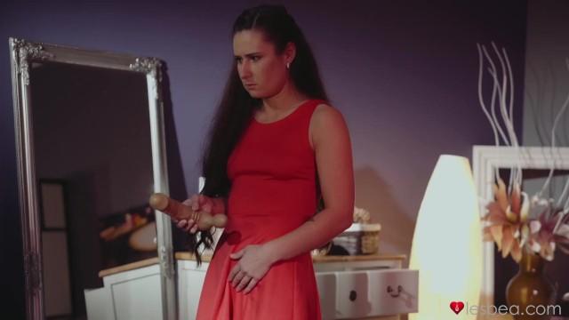Calcinha SexyHub - Hot Girl Lara Caught her Roommate with her Dildo and Fucks her Camgirl