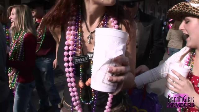 German Daytime Party Girls Earn Beads for Boobs at Mardi Gras Sesso - 1