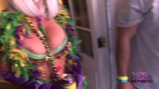 Blow Job Party Girls make out with each other in our Room at Mardi Gras Metendo