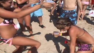 Eating Pussy College Cuties Party in Tiny Bikinis on the Beach Toilet