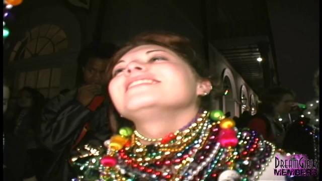 People Having Sex College Coeds Show Pussy on the Street at Mardi Gras Porno - 2