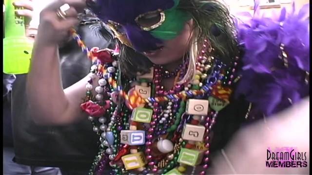 Cogiendo College Girls Show Real Tits for Beads at Mardi Gras Real Amateur Porn - 1