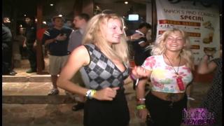 Woman Hot Upskirts on Spring Break in Cancun Salope