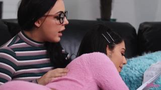 Casa Twistys - Whitney Wright gives Gina Valentina exactly what she wants XXVideos