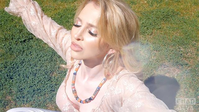 Young Hippie Guru Shows Alix Lynx how to Balance her Chakras and her Orgasms - 1