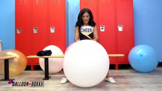 Livesex Cheerleader Alina Belle Bounces & Fucks Ballloons in the Locker Room - Balloon Boxxx Work