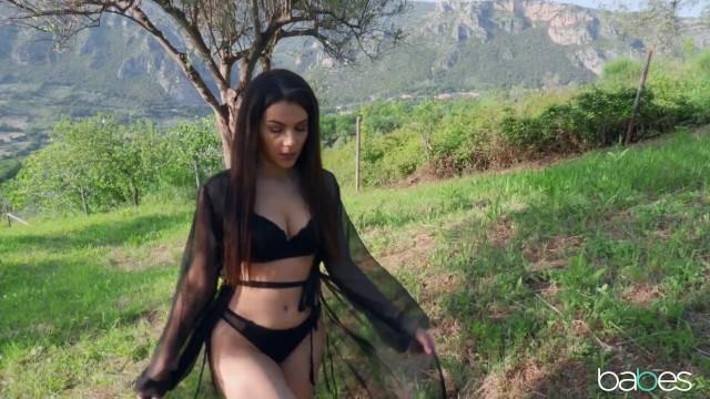 Clothed Sex Babes - Hot Italian Babe Valentina Nappi Decides to Masturbate with a Dildo before having a Picnic Pau