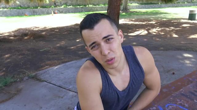 Amatoriale Reality Dudes - David Blake Chills at the Park when Paul Wagner Offers him Money to Grab his Dick Colombian - 2