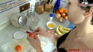 Show Short Hair Housewife first Cooks for the Guy and Fuck afterwards with him in the Kitchen Punheta