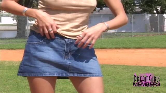 Free Amateur Porn Crazy Risky Public Flashing and Upskirt Pussy in Tampa Skirt - 1