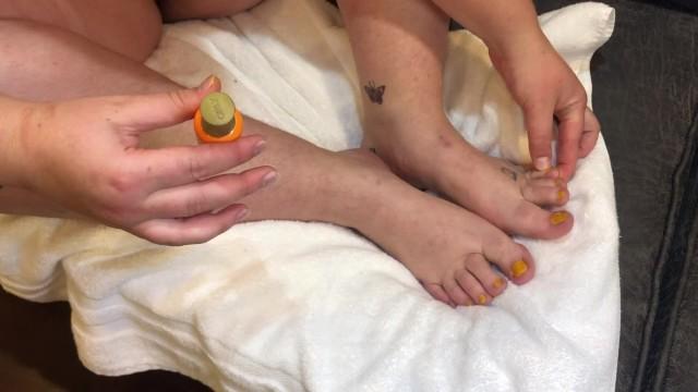 Teen BBW Paints Toes and JOI W Feet! - 2