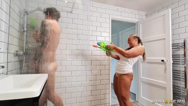 Brazzers - Curvy Beth Bennett & her Husband Enjoy a Hot Steamy Shower Sex before getting Facialed - 2