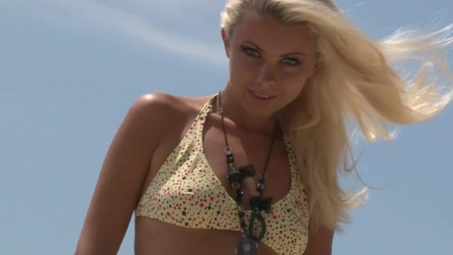 Alison Tyler Smoking Hot Blonde Teen Miley Stripping Naked on the Beach Gaycum - 1