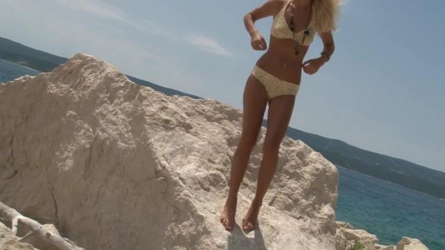 Passivo Smoking Hot Blonde Teen Miley Stripping Naked on the Beach Teen Fuck