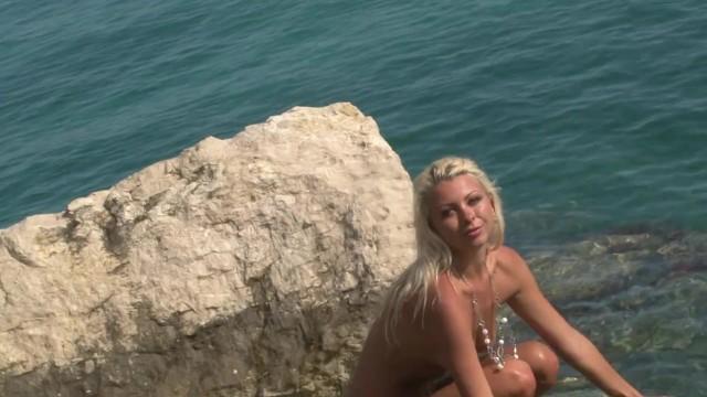 Ero-Video Most Beautiful British Blonde Teen Model with Perfect Pussy Lips People Having Sex - 2