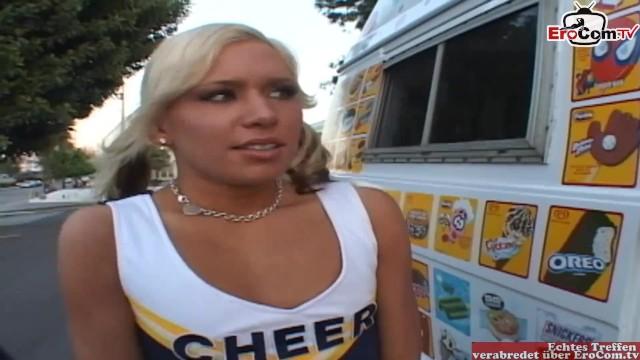 Zierliches Blondes Cheerleader Teen Abgeschleppt Für Sex Im Auto - 2