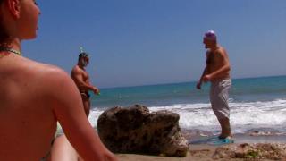 Workout Tourist Teen with Slim Body Gets Double Penetrated on the Beach Cojiendo