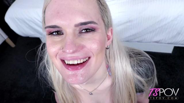 Cavalgando Cute Trans Schoolgirl Enjoys Sucking Dick Pure18