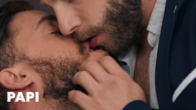 Manhunt Papi - Diego Reyes Seduces his Husband Manuel Reyes while Working & then he Cums on his Beard Fodendo