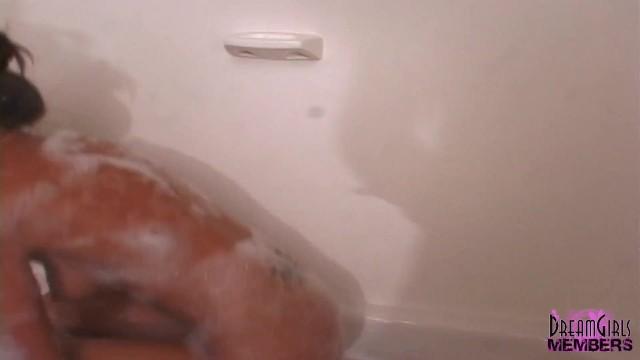 Shorts Stunning Brunette Takes a Sexy Bubble Bath Chudai - 2