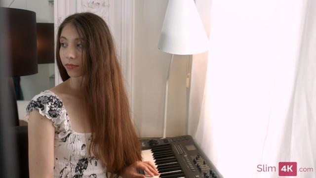 Bigbooty Stefany - 4K - a Piano Lesson Ends up with Anal Sex Badoo - 1
