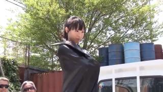 Bush Fit Japanese girl flexes and shows off her strength outdoors Comendo