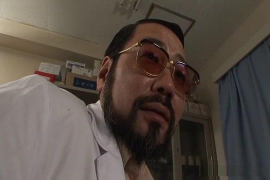 Sexy Japanese woman gets fingered by horny doctor - 1